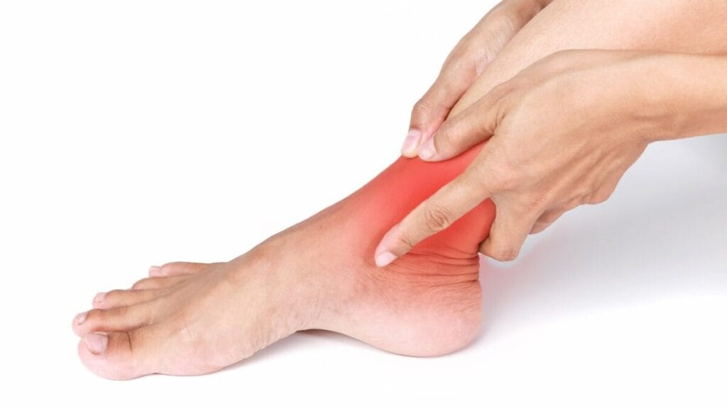 osoba trzyma się za skręcony staw skokowy